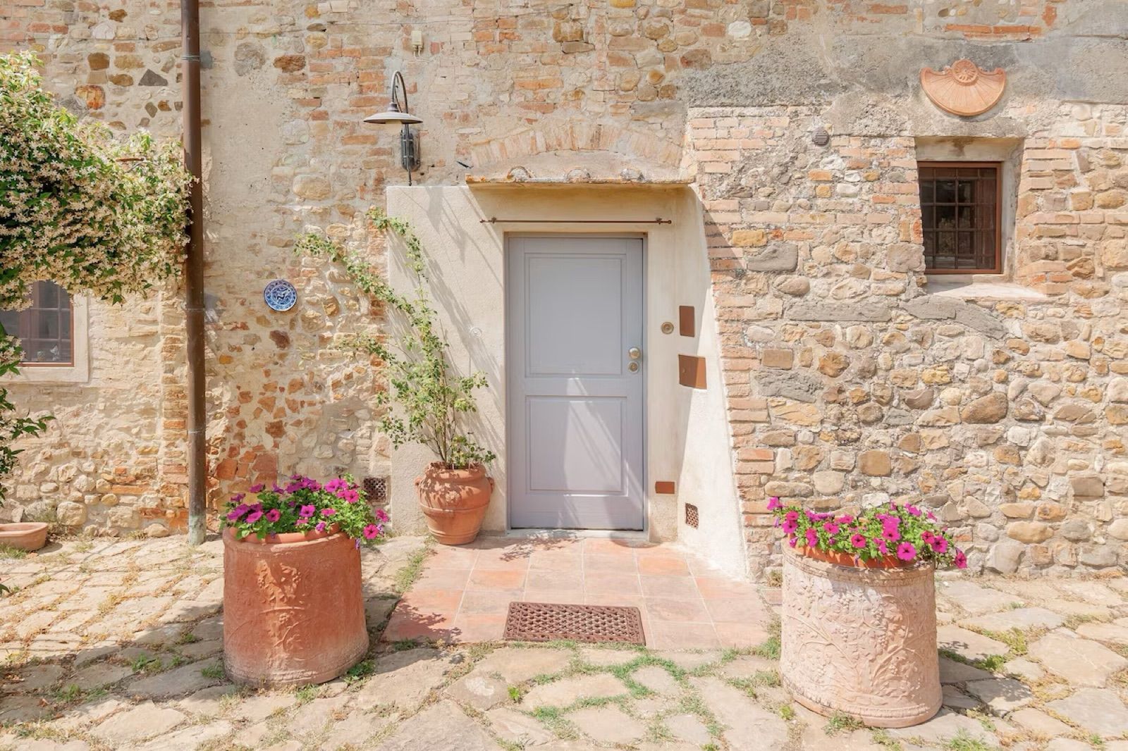 L'ingresso fiorito
