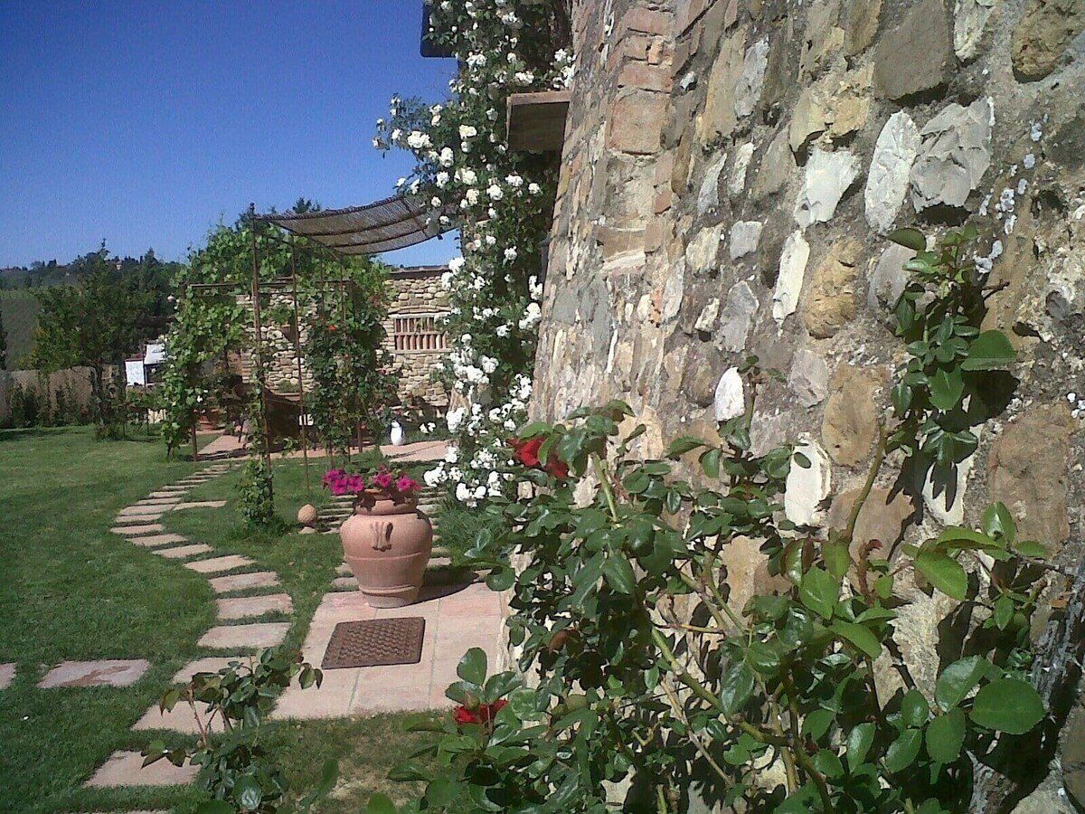 Pietra a vista e rose