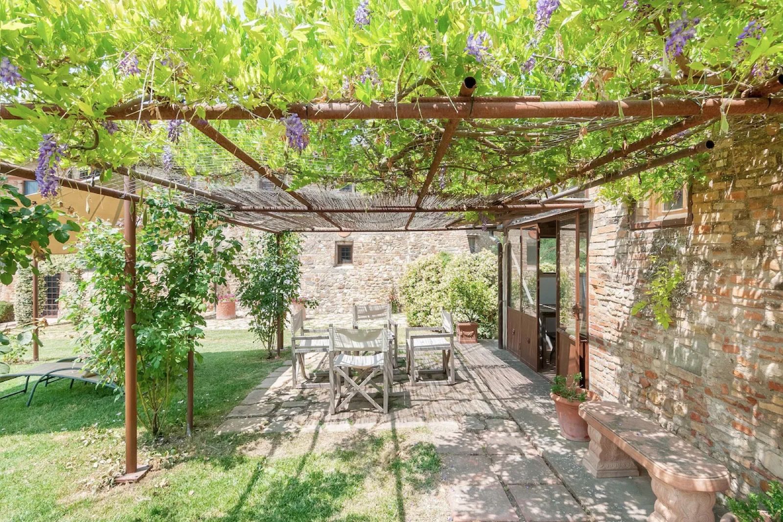 All'ombra del pergolato